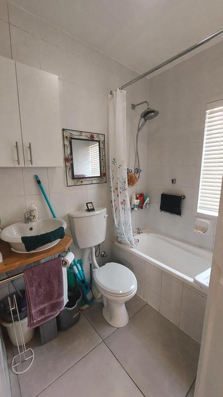 To Let 1 Bedroom Property for Rent in Oakglen Western Cape